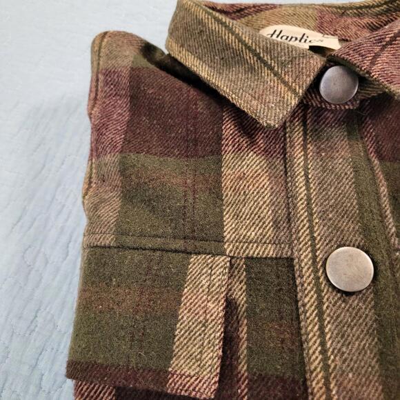 Haptics plaid flannel shacket with large silver buttons and studded cuffs sz S - Picture 5 of 9
